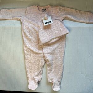 DKNY Jeans Baby Girl Footed Sleeper & Matching Hat Set, Pink Logo 6-9 Months NWT